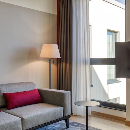 Intercityhotel Berlin Airport Ber Terminal 1 & 2 Schoenefeld Exterior photo The interior of a room at the hotel