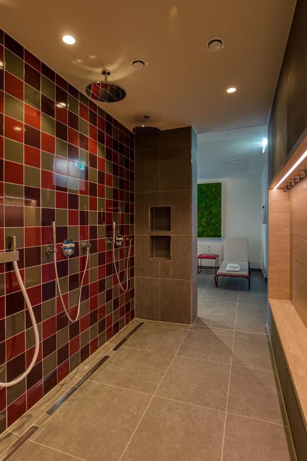 Intercityhotel Berlin Airport Ber Terminal 1 & 2 Schoenefeld Exterior photo Shower room